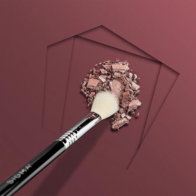 Sigma Beauty Professional E25 Max Eyeshadow Blending Brush – Professional Eyeshadow Brush for Seamless Eyeshadow Blending, Softens Dramatic Edges & Harsh Lines for a Well Blended Effect (1 Brush)-GlimoraGlow